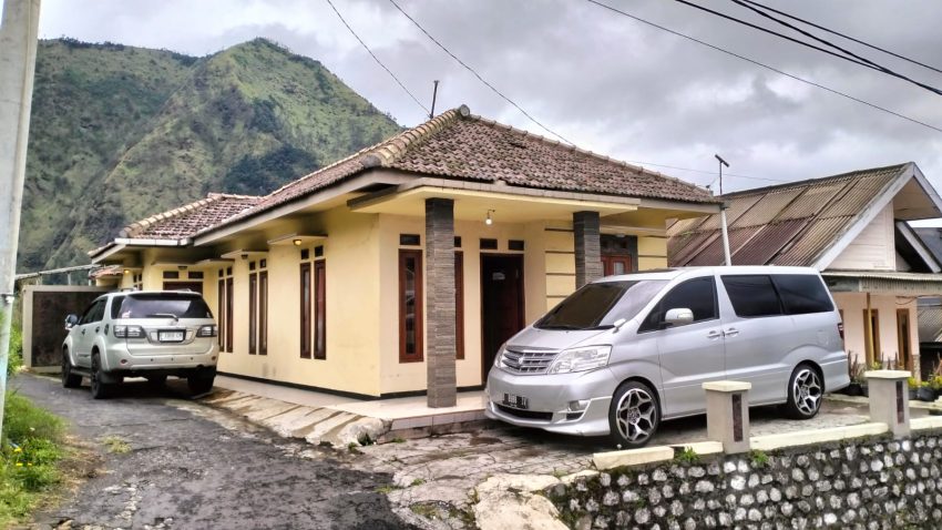 Villa Tengger Asri 3 Gunung Bromo merupakan salah satu penginapan yang cukup bersih , nyaman dan aman serta sangat mudah di jangkau dengan segala jenis kendaraan bermotor selain itu Villa mempunyai pemandanagn yang sanagt indah di sekitar penginapan .